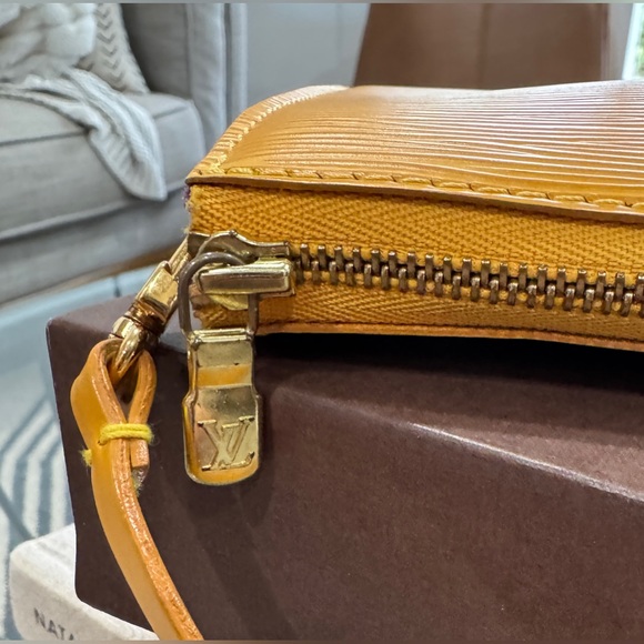 ⭐️SALE⭐️LOUIS VUITTON Epi Leather Pochette. Excellent condition in Yellow. - Picture 5 of 10